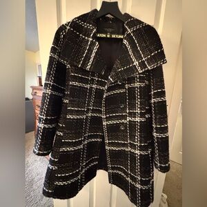 LAUNDRY By Shelli Segal heavy coat in black w white and brownish lines.